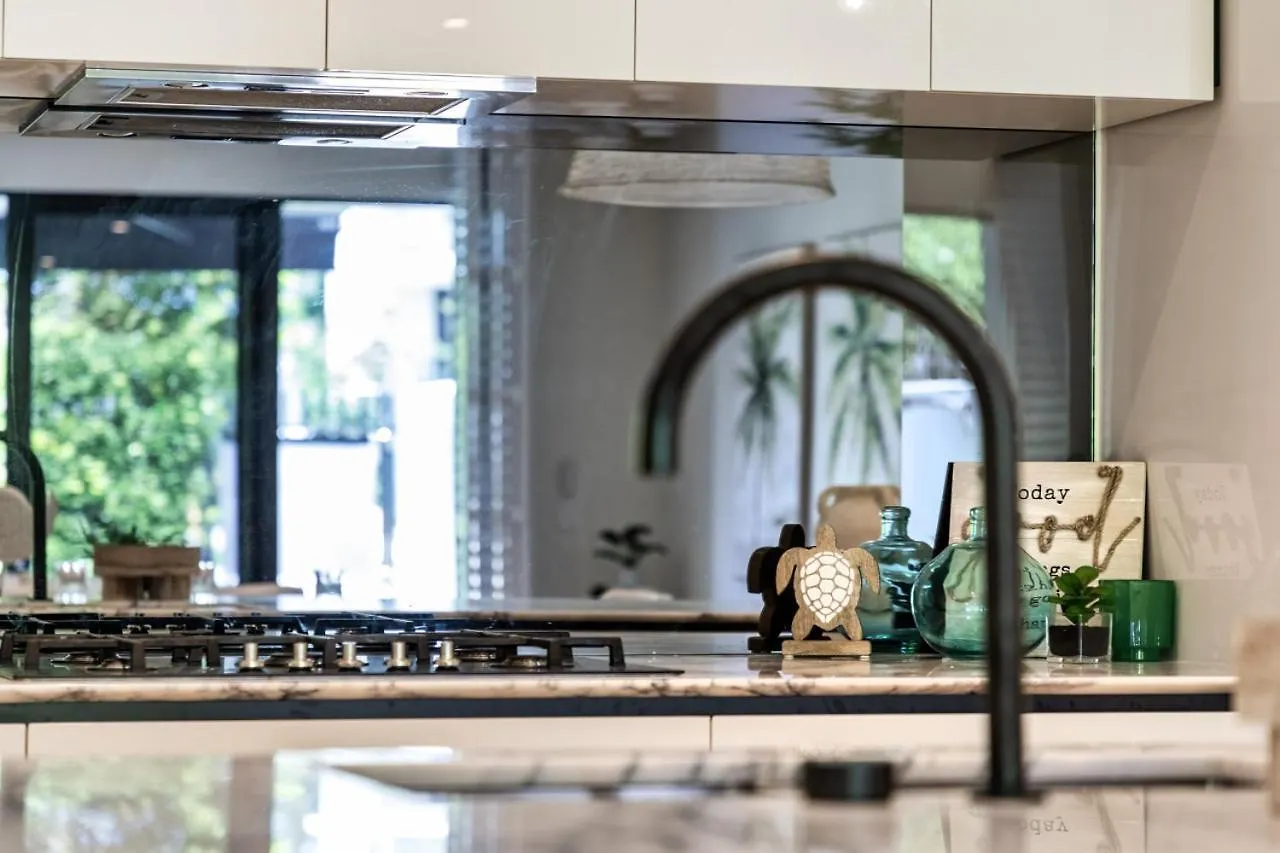 Modern Palms Getaway Villa Gold Coast Holiday home